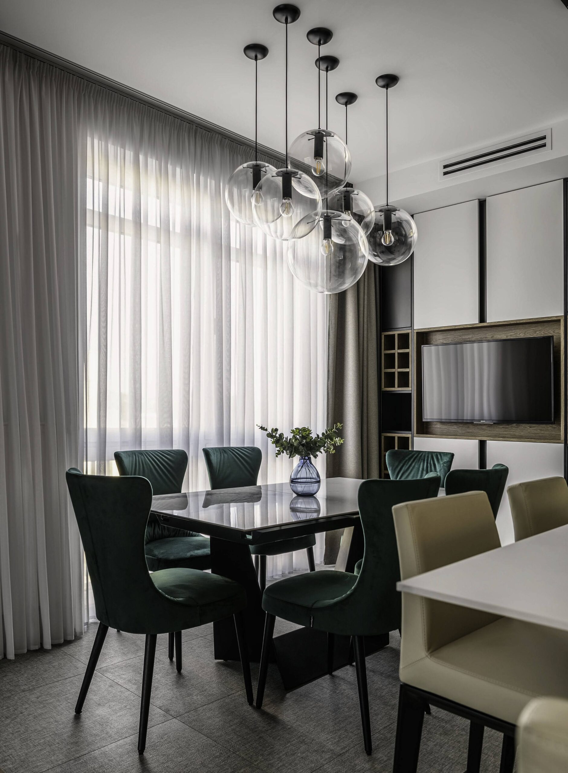Nowoczesna jadalnia z białą firaną od Luksorja