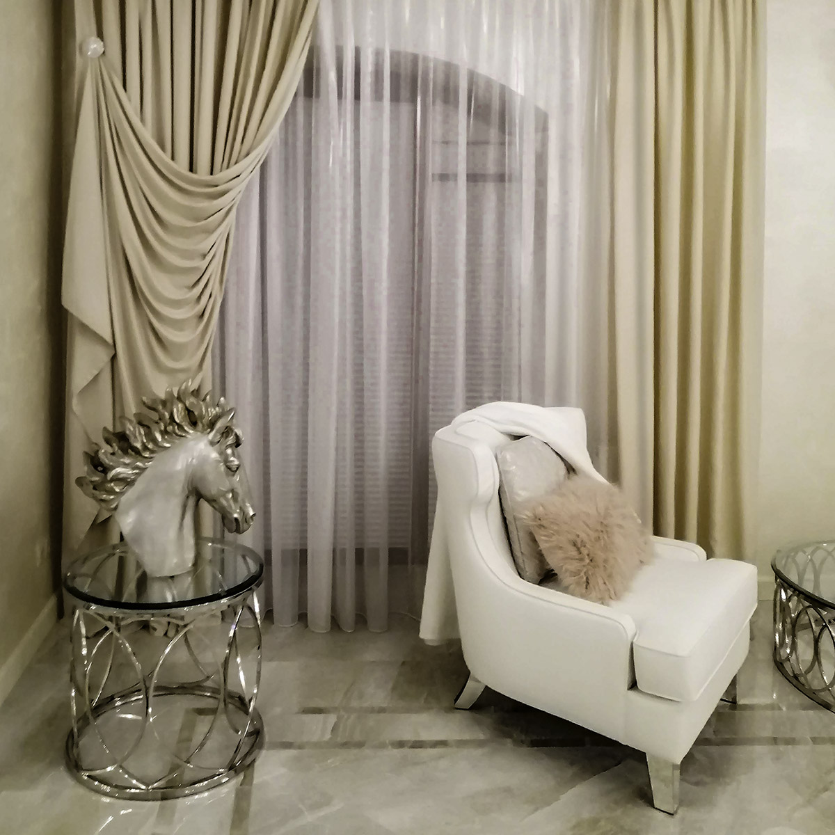 Elegancki salon z firaną szytą na miarę